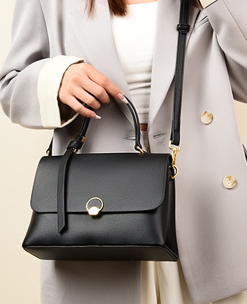 Urban simplicity: Genuine Leather Bag - Image 4